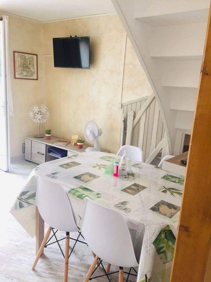 Petite Maison Au Coeur De L Auvergne Jumeaux Exterior foto